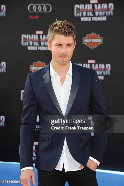 Luke Mitchell (Actor) Photos and Premium High Res Pictures - Getty Images