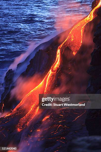 kilauea lava flow - hawaiis kilauea volcano erupts stock-fotos und bilder