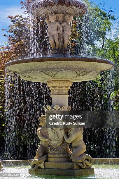 fuente de la alcachofa in retino park, madrid - alcachofa stock pictures, royalty-free photos & images