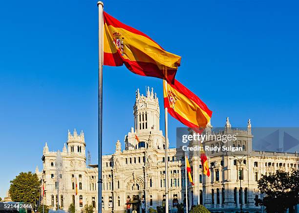 plaza de la cibeles - spanje stockfoto's en -beelden