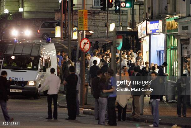 Drinkers on the streets February 5 2005, Bristol, England. This weekend was the last one before pubs and clubs can apply for extended licences. From...