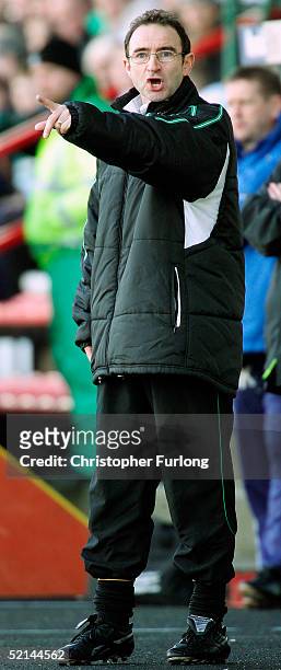 Celtic's manager Martin O'Neill shouts from the touchline during the 4th round Scottish Cup match between Celtic and Dunfermline on February 6, 2005...