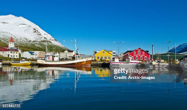 fishing village, sigulfjordur harbour, sigulfjordur, iceland - iceland harbour stock-fotos und bilder