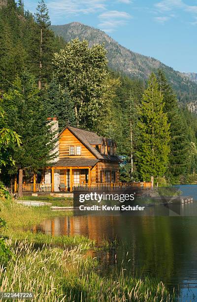 house on lake chelan, stehekin - lake chelan stock-fotos und bilder