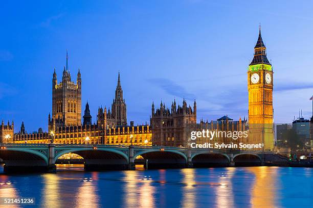 big ben and britain's houses of parliament. - big ben night stock pictures, royalty-free photos & images