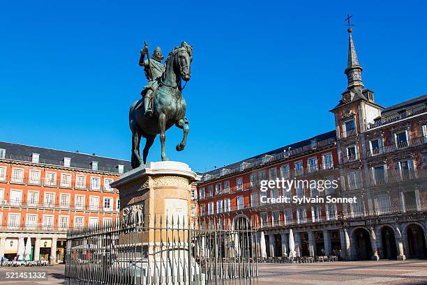 spain, madrid, plaza mayor, statue king philips iii - casa de la panaderia stock pictures, royalty-free photos & images