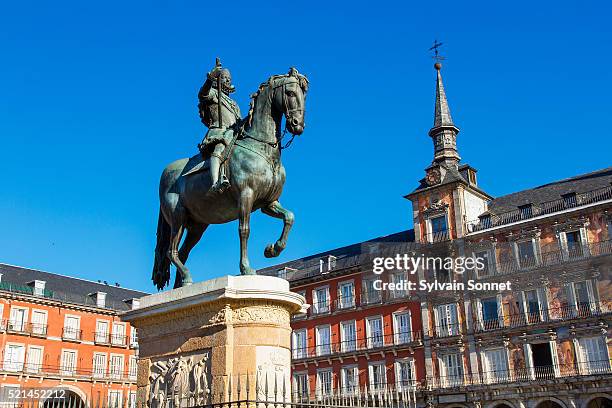 spain, madrid, plaza mayor, statue king philips iii - casa de la panaderia stock pictures, royalty-free photos & images