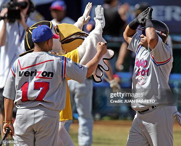 Ronnie Bellard de Aguilas del Cibao de Republica Dominicana, es felicitado tras batear un home run contra Tigres de Aragua de Venezuela, en los...