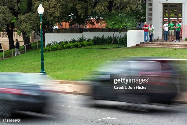 an 'x' marks the spot on elm street in dealey plaza, dallas, where john f. kennedy was shot - assassinio di john f kennedy foto e immagini stock