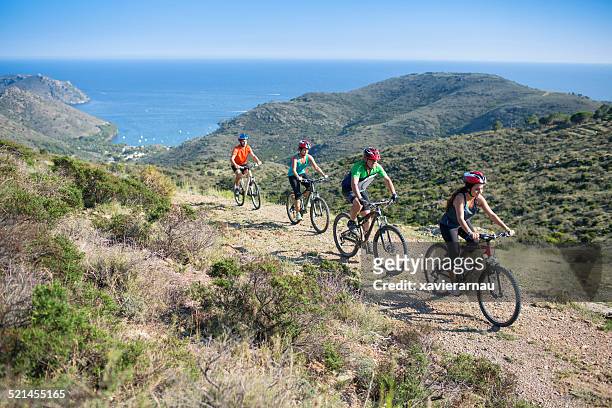 mountaing en bicicleta junto al mar mediterráneo - catalonia fotografías e imágenes de stock