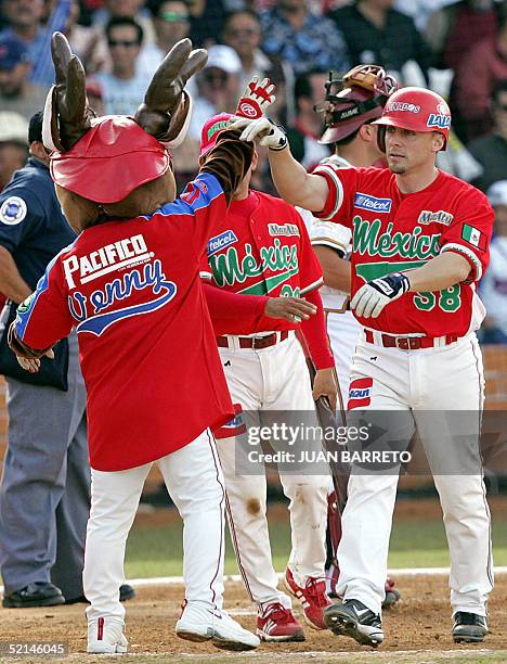 Billy Selvy de Venados de Mazatlan de Mexico es felicitado tras batear un home run en un juego con Indios de Mayaguey de Puerto Rico, en la Serie del...