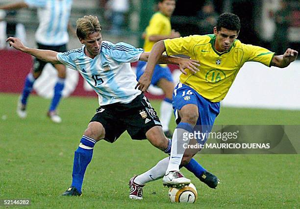 Diego de Zouza de la seleccion de Brasil, intenta eludir la marca de Lucas Biglia de Argentina, durante el ultimo partido por el campeonato...