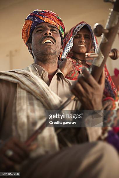 folk músico par de rajastán de india canta y tocando ravanahatha. - indian music fotografías e imágenes de stock