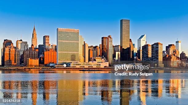 midtown manhattan skyline - edificio naciones unidas fotografías e imágenes de stock