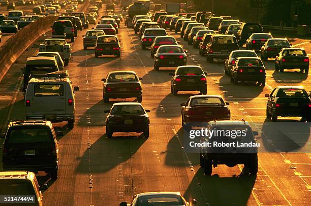 heavy traffic on an la freeway - tráfico fotografías e imágenes de stock