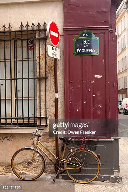 bike in the marais district of paris - the marais stock pictures, royalty-free photos & images