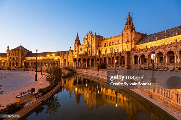 sevilla, plaza de espana at dusk - südeuropa stock-fotos und bilder