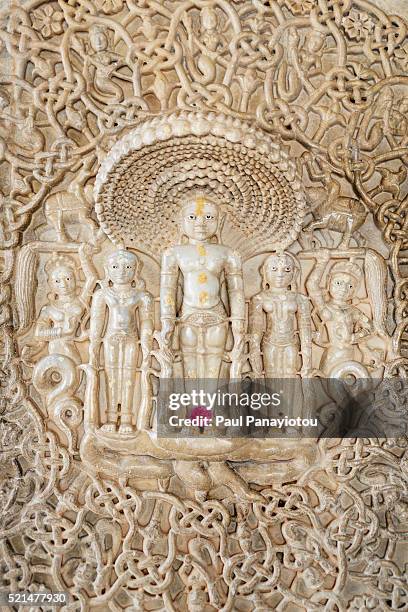 marble sculpture of 23rd jina, parshvanatha, ranakpur jain temple, rajasthan, india - jaïnisme stockfoto's en -beelden