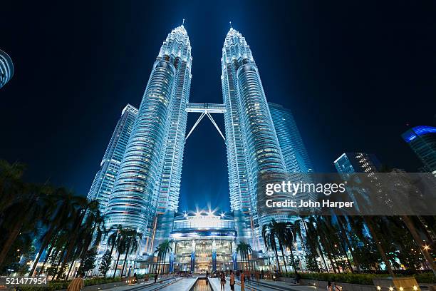 petronas towers, kuala lumpur, malaysia - kuala lumpur night stock pictures, royalty-free photos & images