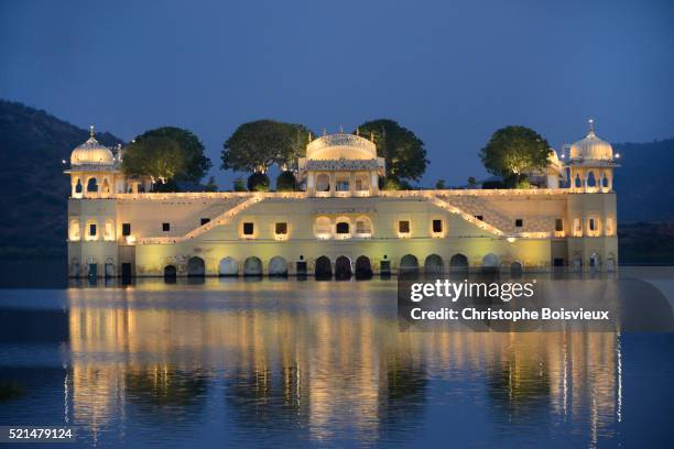 india, rajasthan, jaipur, diwali festival, jal mahal palace by night - jal mahal stock pictures, royalty-free photos & images