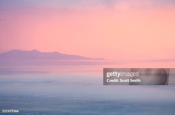great salt lake and antelope island. utah. usa. - wasatch-mountains stockfoto's en -beelden