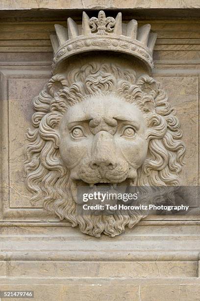 heraldic lion with crown, florence, italy - animal sculpture stock pictures, royalty-free photos & images