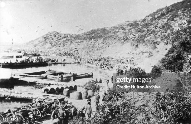 Allied troops at Anzac Cove , Gallipoli Peninsula, during the Gallipoli campaign, 1915.