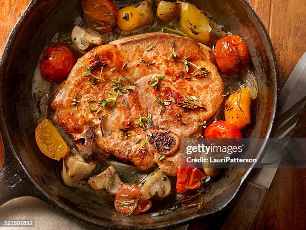 chuletas de cerdo lomo con champiñones y tomates - sirloin steak fotografías e imágenes de stock