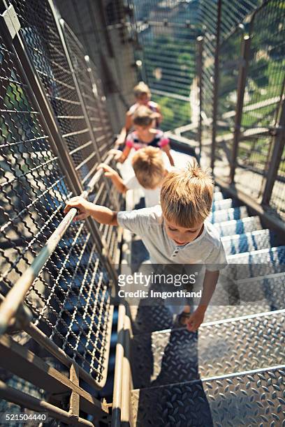 madre y niños subir las escaleras de la torre eiffel - family with three children fotografías e imágenes de stock