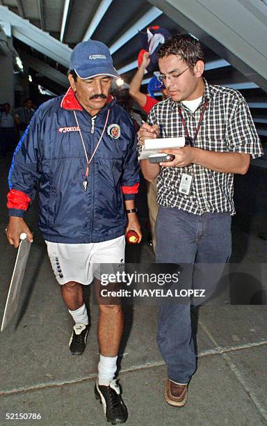 El tecnico de la seleccion de futbol de Costa Rica, el colombiano Jorge Luis Pinto , brinda declaraciones a la prensa el 07 de febrero de 2005 en San...