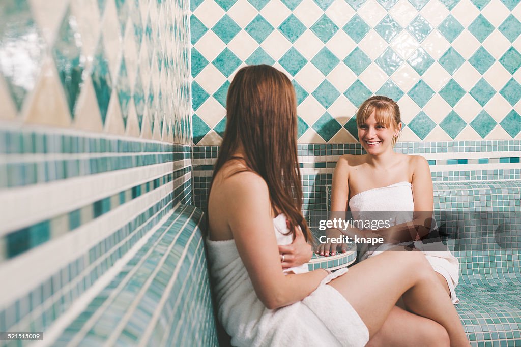 Mädchen in der sauna im health spa