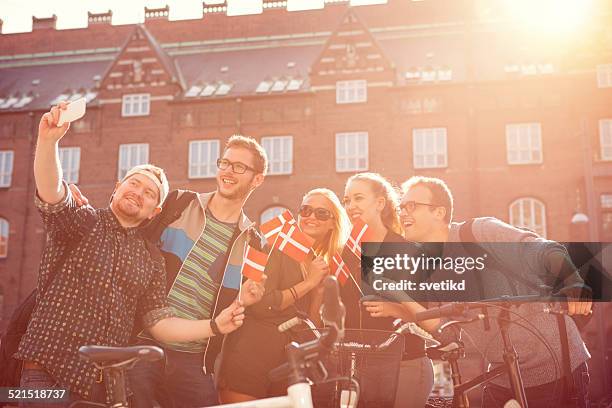 amigos divirtiéndose al aire libre. - cultura-danesa fotografías e imágenes de stock