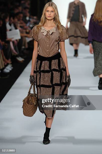 Model walks down the runway during the during the Mark Jacobs Fall 2005 fashion show during Olympus Fashion Week February 7, 2005 in New York City.