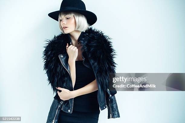 hermosa chica con sombrero de uso - fur jacket fotografías e imágenes de stock