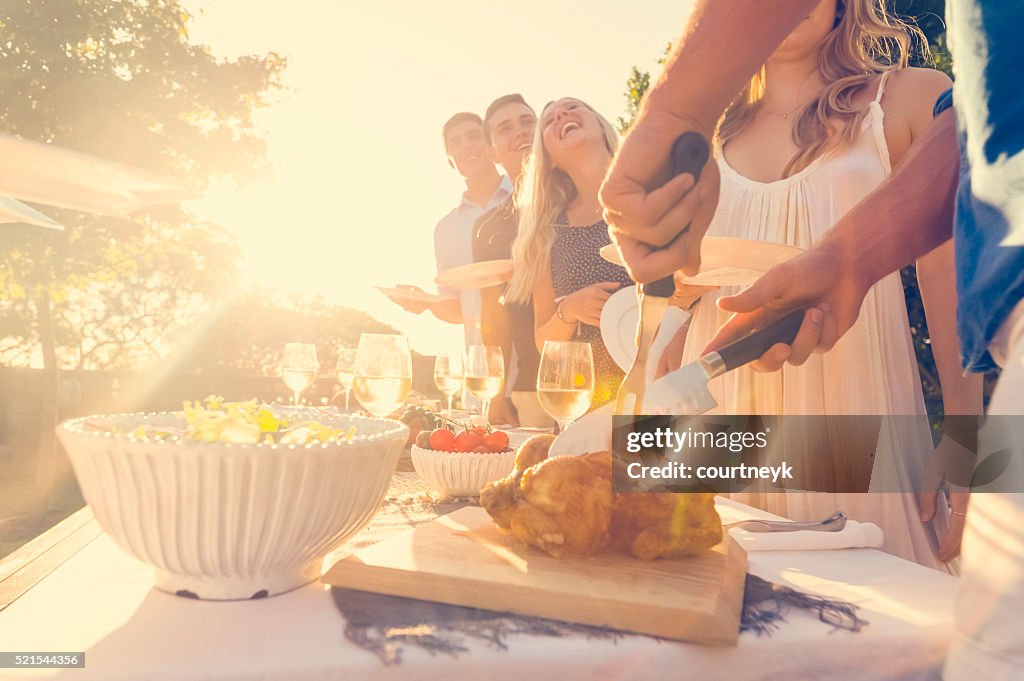 Schnitzen Hühnchen mit Freunden und Familie.