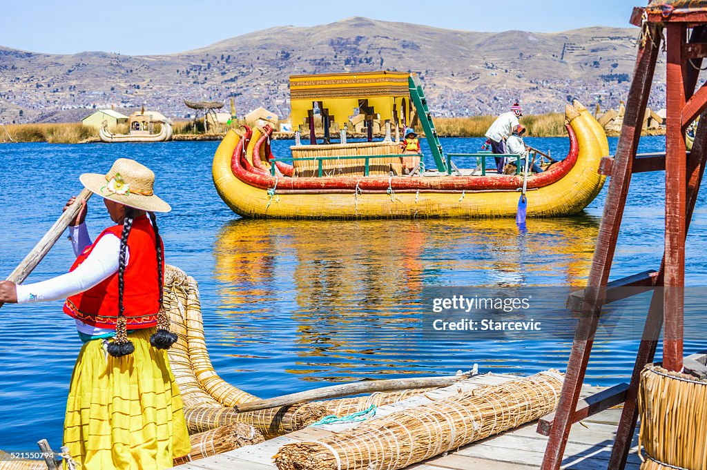 Barca di canne a Puno, Perù con gli indigeni