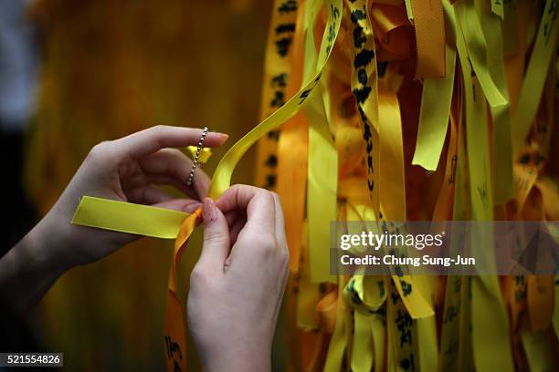 South Korea ferry disaster: Yellow ribbons become symbol of hope