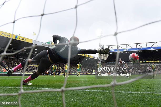 Fabio Borini of Sunderland scores the opening goal from the penalty spot during the Barclays Premier League match between Norwich City and Sunderland...