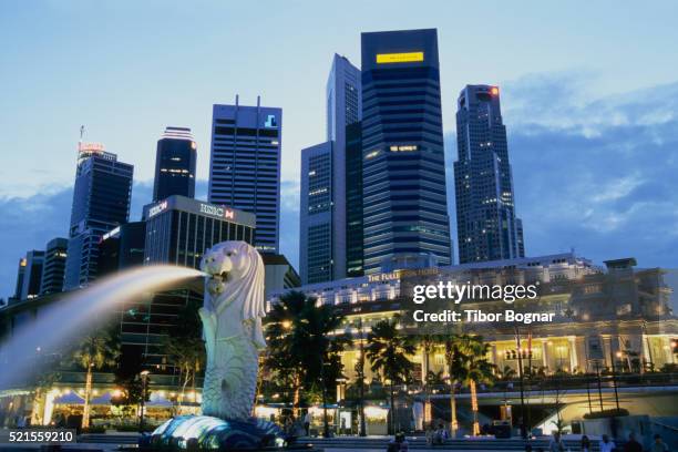 singapore's merlion park and business district - merlion statue stock pictures, royalty-free photos & images