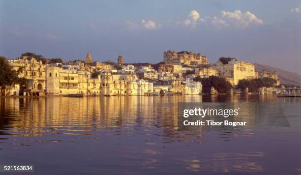 india, rajasthan, udaipur, skyline - jaipur city palace stock pictures, royalty-free photos & images