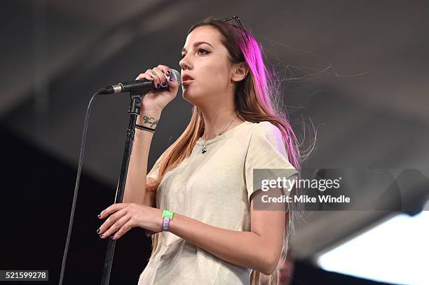 Clode Singer 39 Cloves (Singer) Stock Photos, High-Res Pictures, and Images - Getty ...