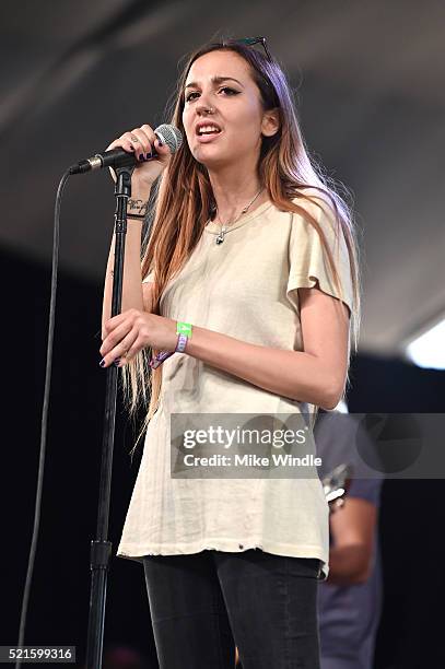 Clode Singer 39 Cloves (Singer) Stock Photos, High-Res Pictures, and Images - Getty ...