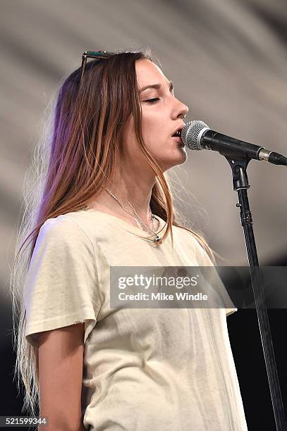 Clode Singer 39 Cloves (Singer) Stock Photos, High-Res Pictures, and Images - Getty ...