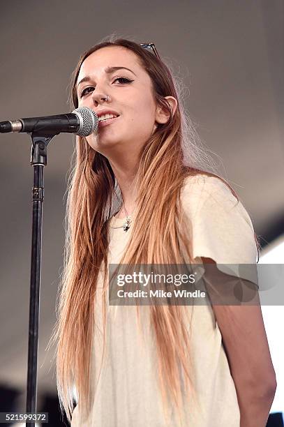 Clode Singer 39 Cloves (Singer) Stock Photos, High-Res Pictures, and Images - Getty ...