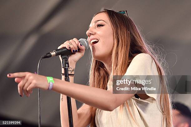 Clode Singer 39 Cloves (Singer) Stock Photos, High-Res Pictures, and Images - Getty ...