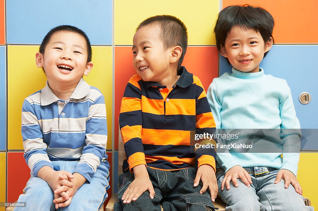 Chinesischer Kindergartenschüler in der Schule