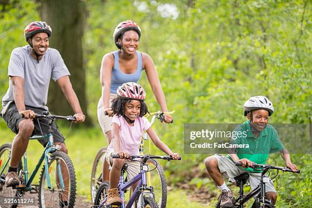 balades à vélo sur le sentier de la salle woodland - famille a velo photos et images de collection