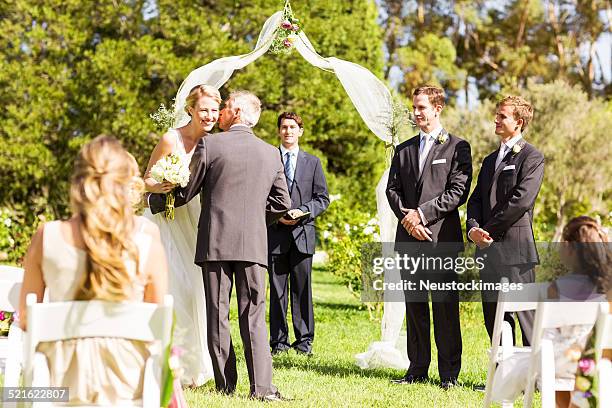 vater geben sie die braut mit hochzeit - trauzeuge des bräutigams stock-fotos und bilder