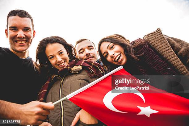 felices amigos durante una demostración - bandera turca fotografías e imágenes de stock