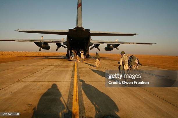 soldiers boarding us air force c-130 hercules - us air force stock pictures, royalty-free photos & images